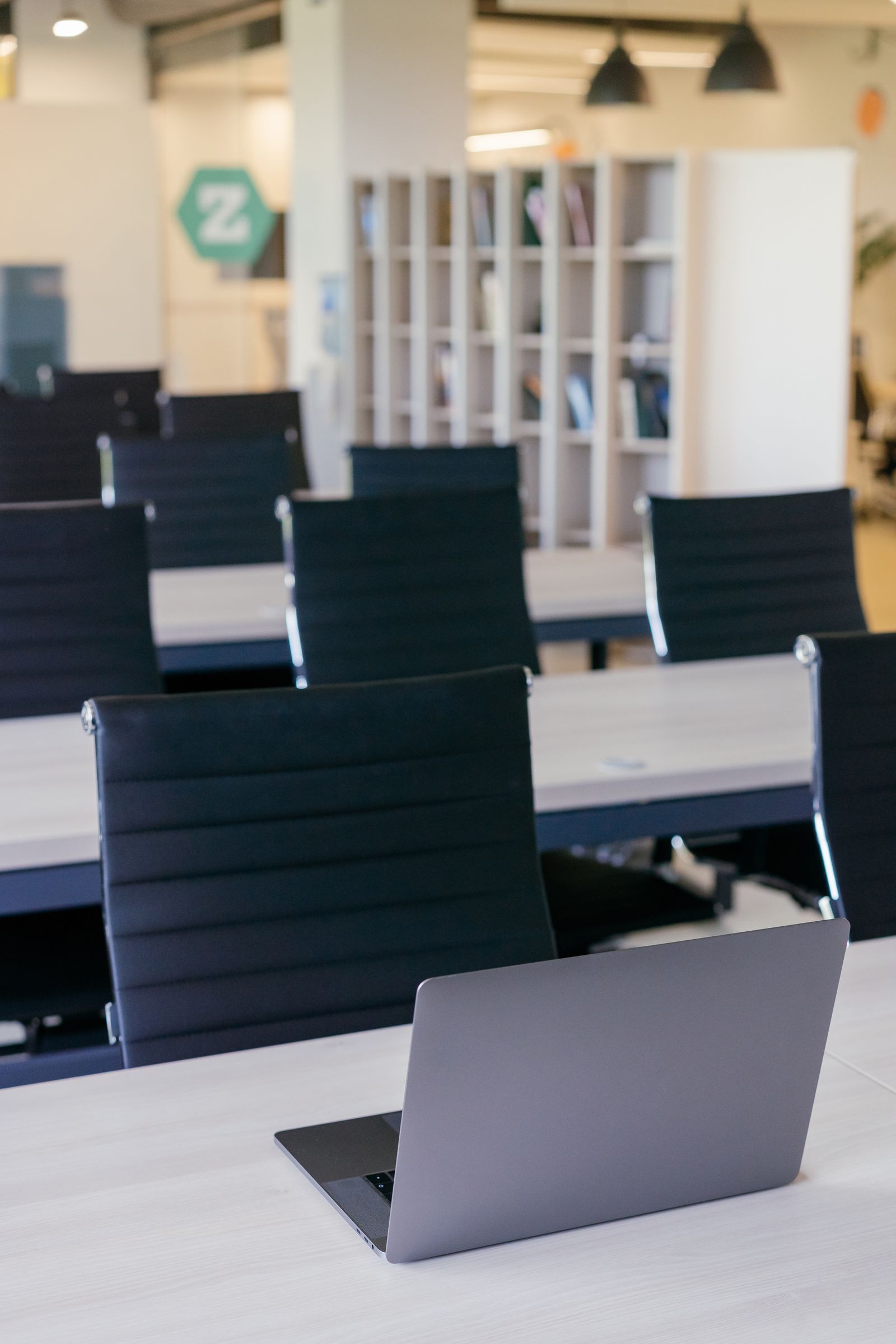 Poste de travail vacant dans un bureau moderne et lumineux