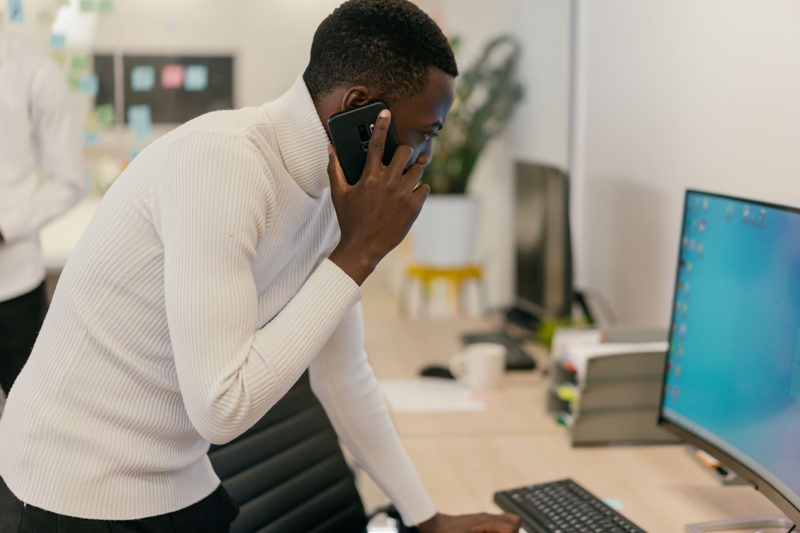 Collaborateur au téléphone à son bureau en soirée