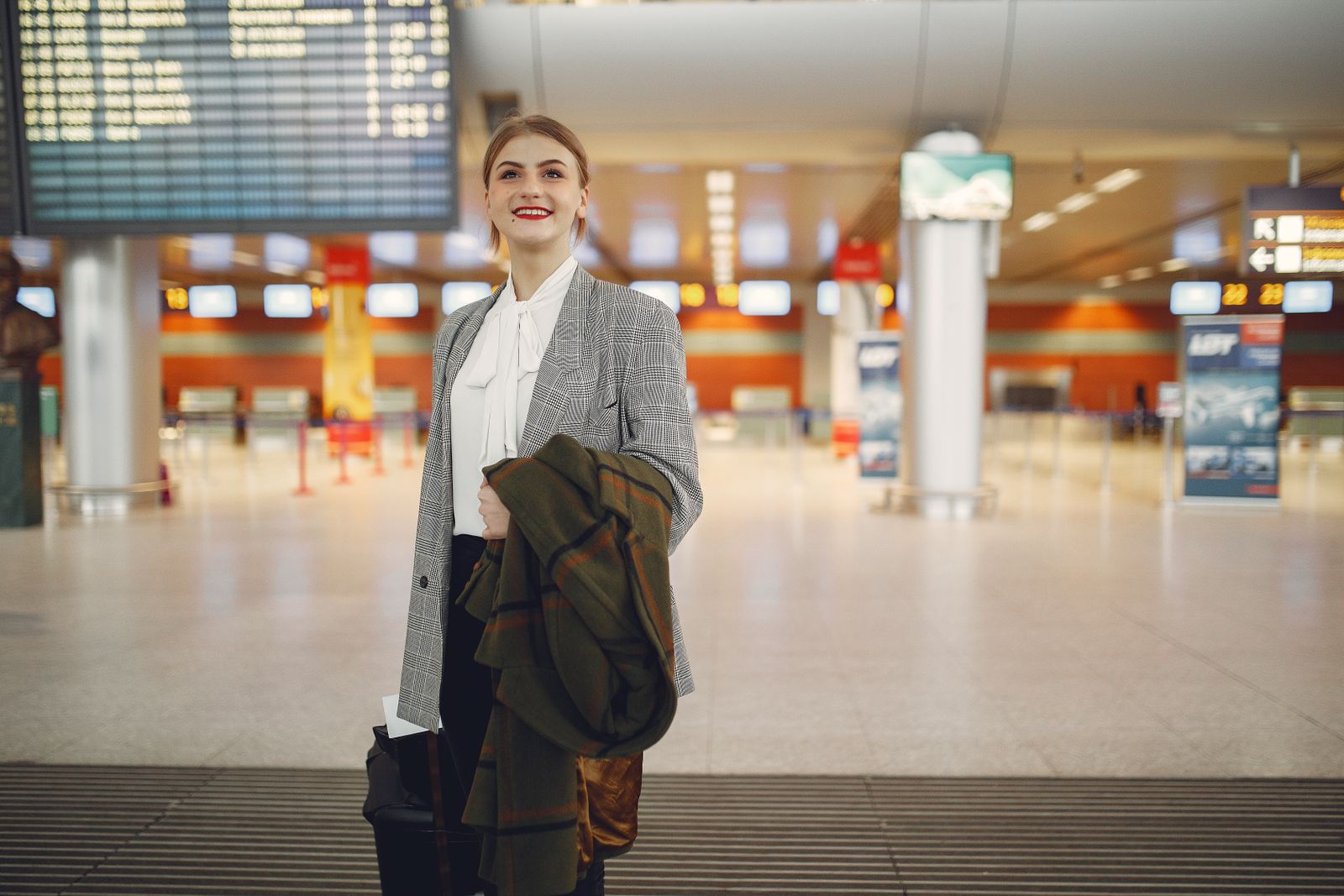 Salariée avec une valise préparant ses congés payés