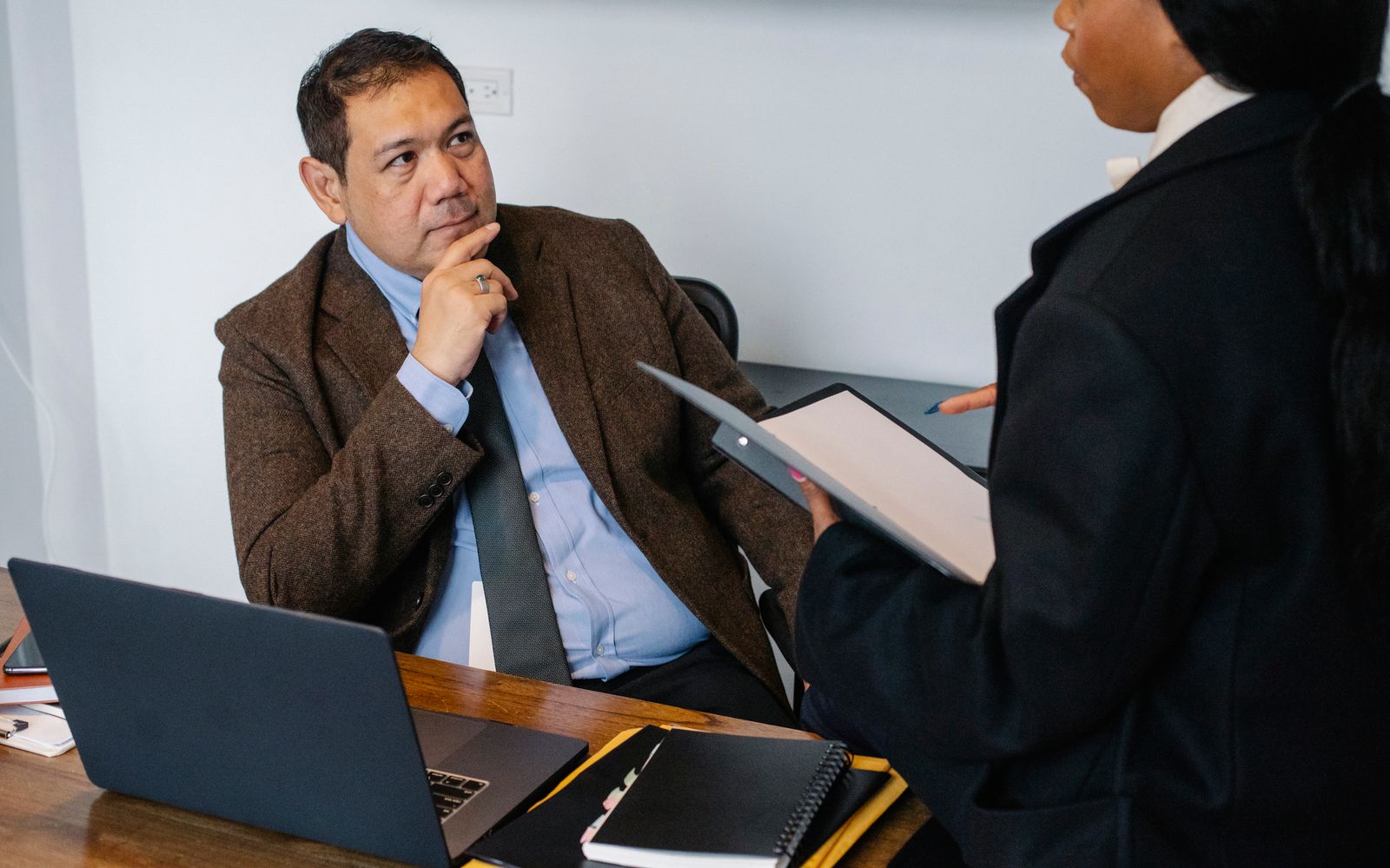 Collaboratrice présentant un rapport à son manager