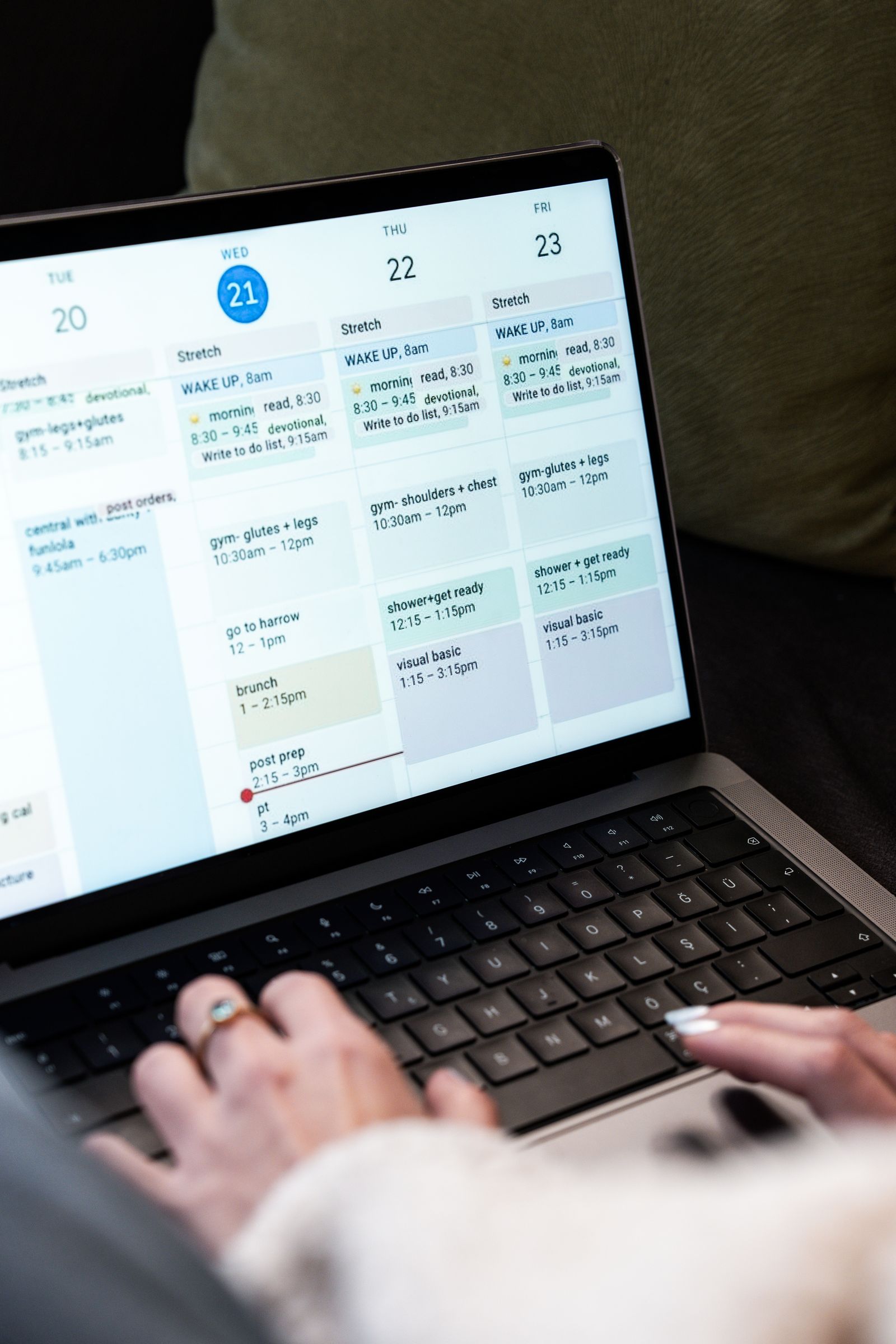 Planning hebdomadaire ouvert sur un ordinateur portable