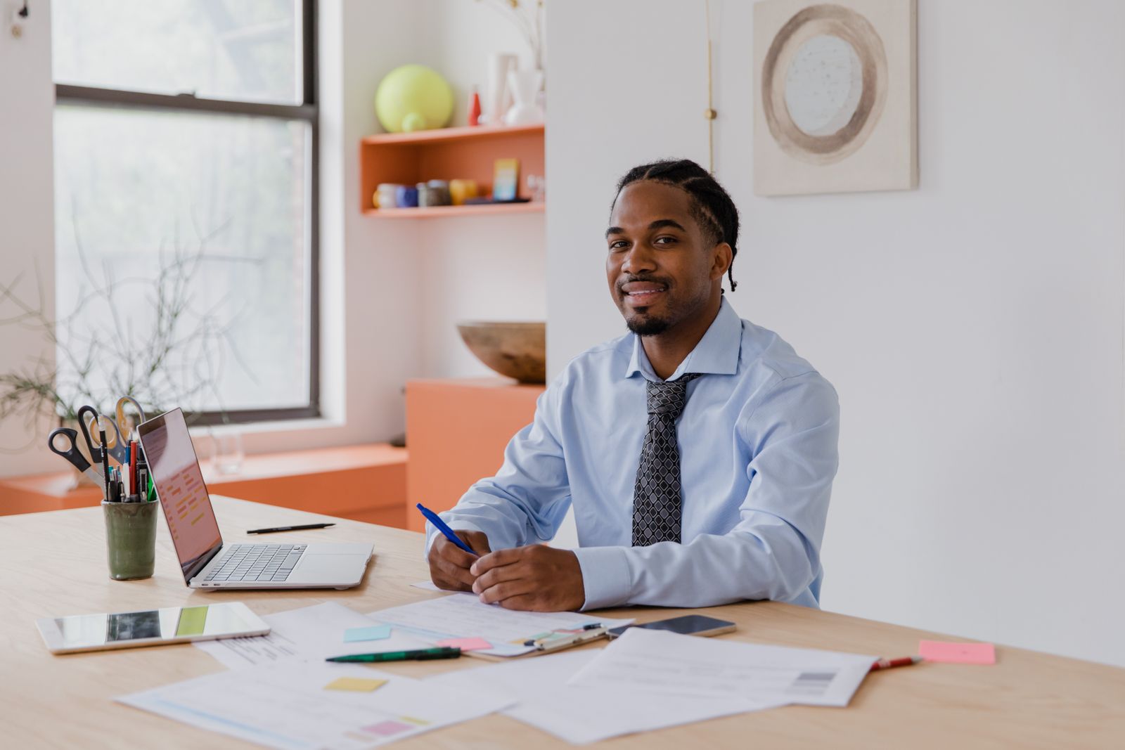 Manager confiant travaillant sur son ordinateur portable dans un bureau moderne