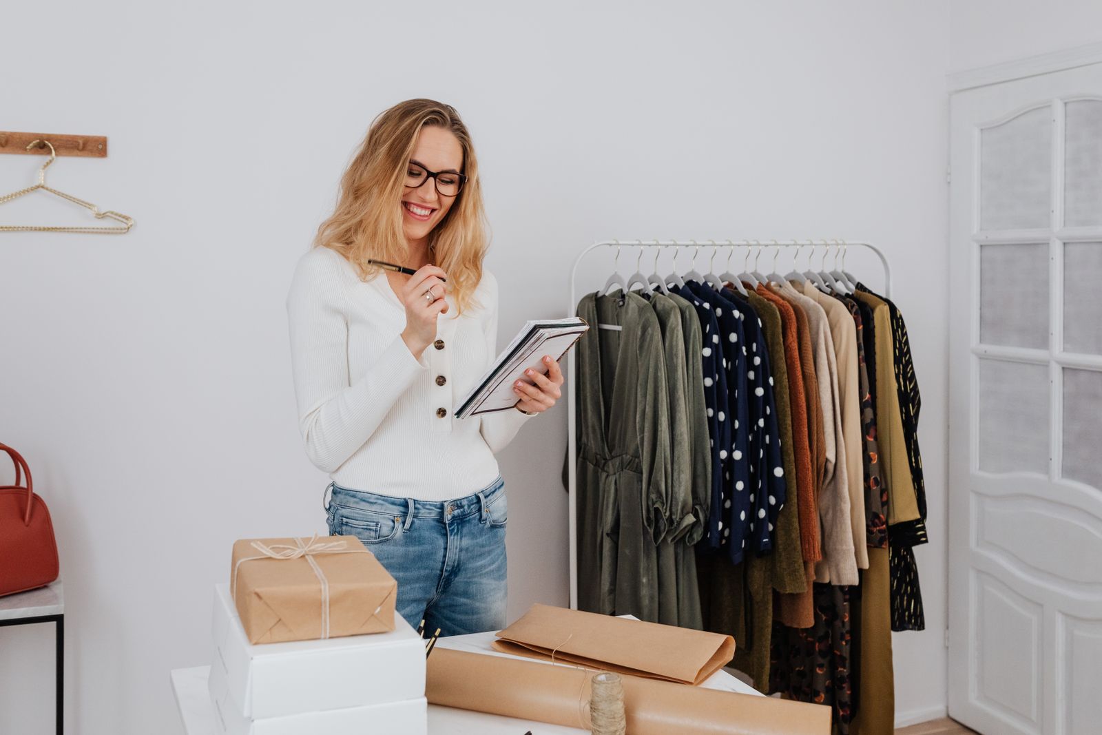 Commerçante prenant des notes lors de l'inventaire de sa boutique