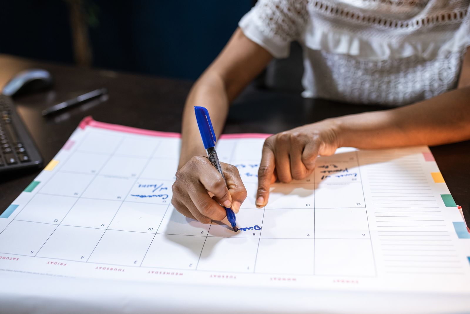 Collaborateur organisant son planning de congés d'été à son bureau