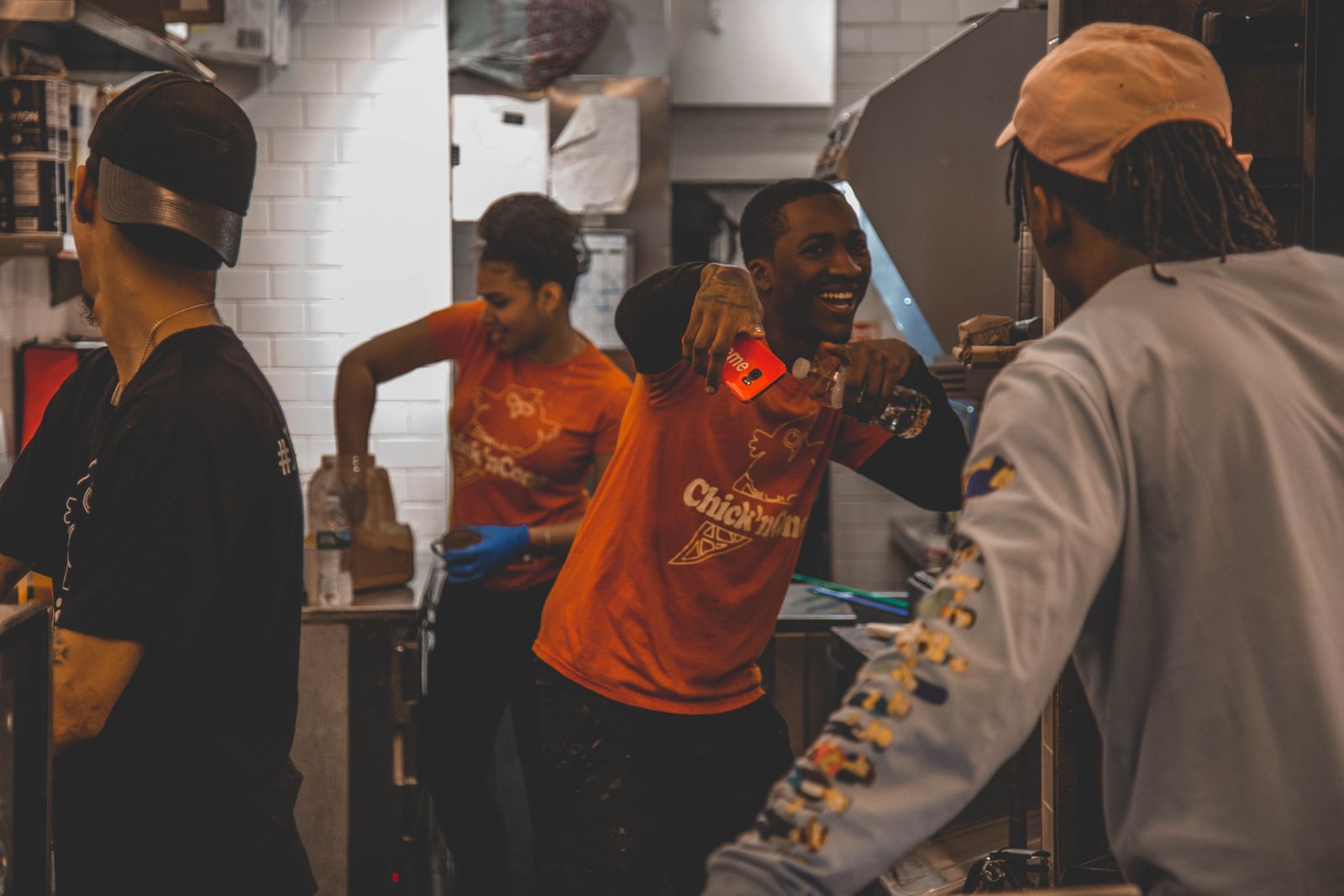 Équipe de restauration travaillant ensemble avec énergie en cuisine