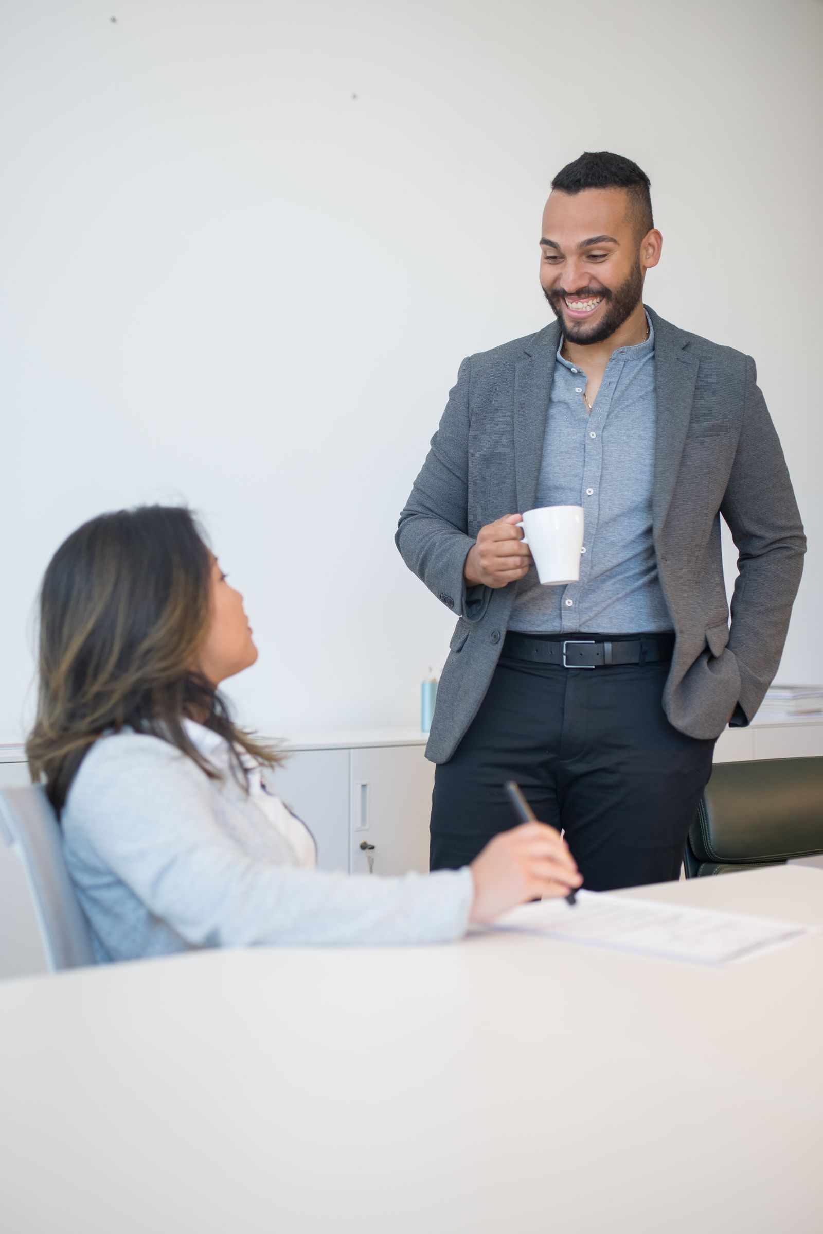 Manager et collaborateur discutant calmement autour d'un café