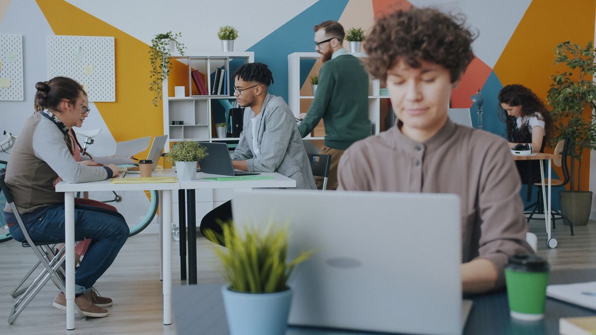 Équipe au travail en open space