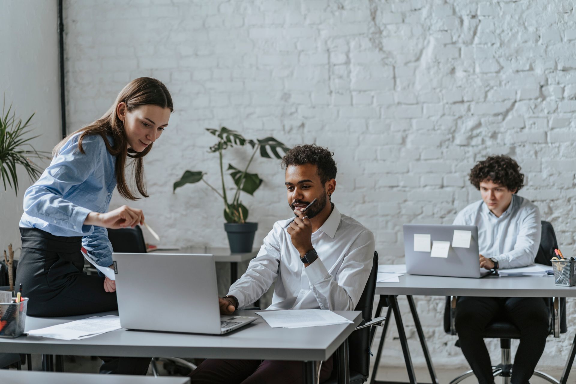 Équipe au travail dans un bureau